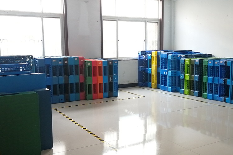 <strong>北方冬季氣溫低如何選擇塑料托盤(pán)？</strong>